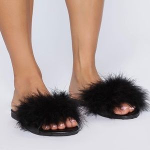 NIB Women’s Size 7.5 Fashion Nova She’s Not To Blame Furry Sandals In Black